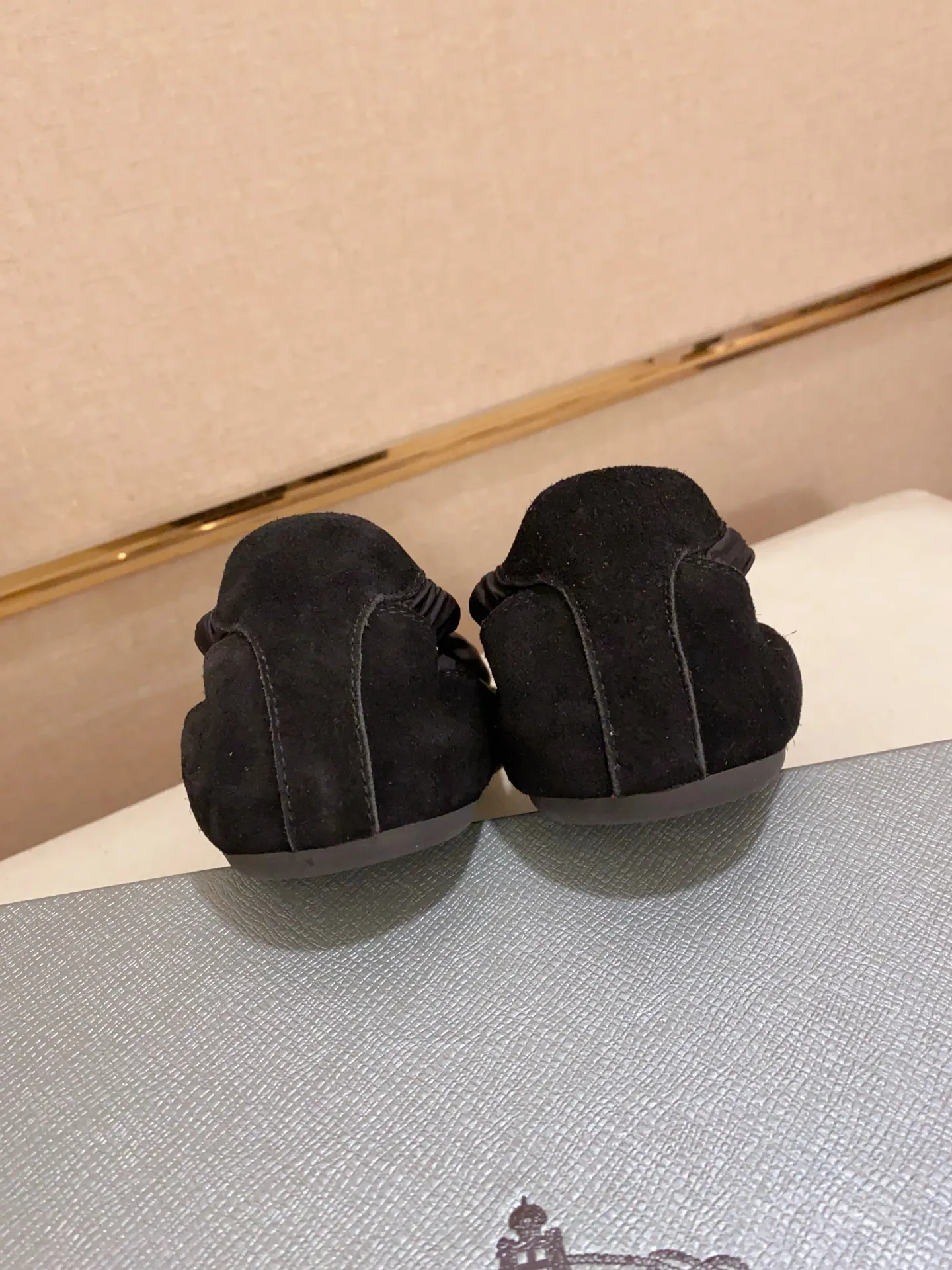 Men's shoes 💰 500💰 ✔️✔️✔️High version High-quality new PRADA counters are launched simultaneously. The new men's shoes and 😘fabrics are selected from first-layer cow suede and waterproof fabrics, and are made by pure handicrafts. Lining: Full sheepskin lining. 👍🏿 High-end ☄️ air-cushion molded anti-slip rubber outsole, exquisite lines, simple and elegant, comfortable and high-end for leisure travel. Number of yards: 38 to 44. Can be customized45